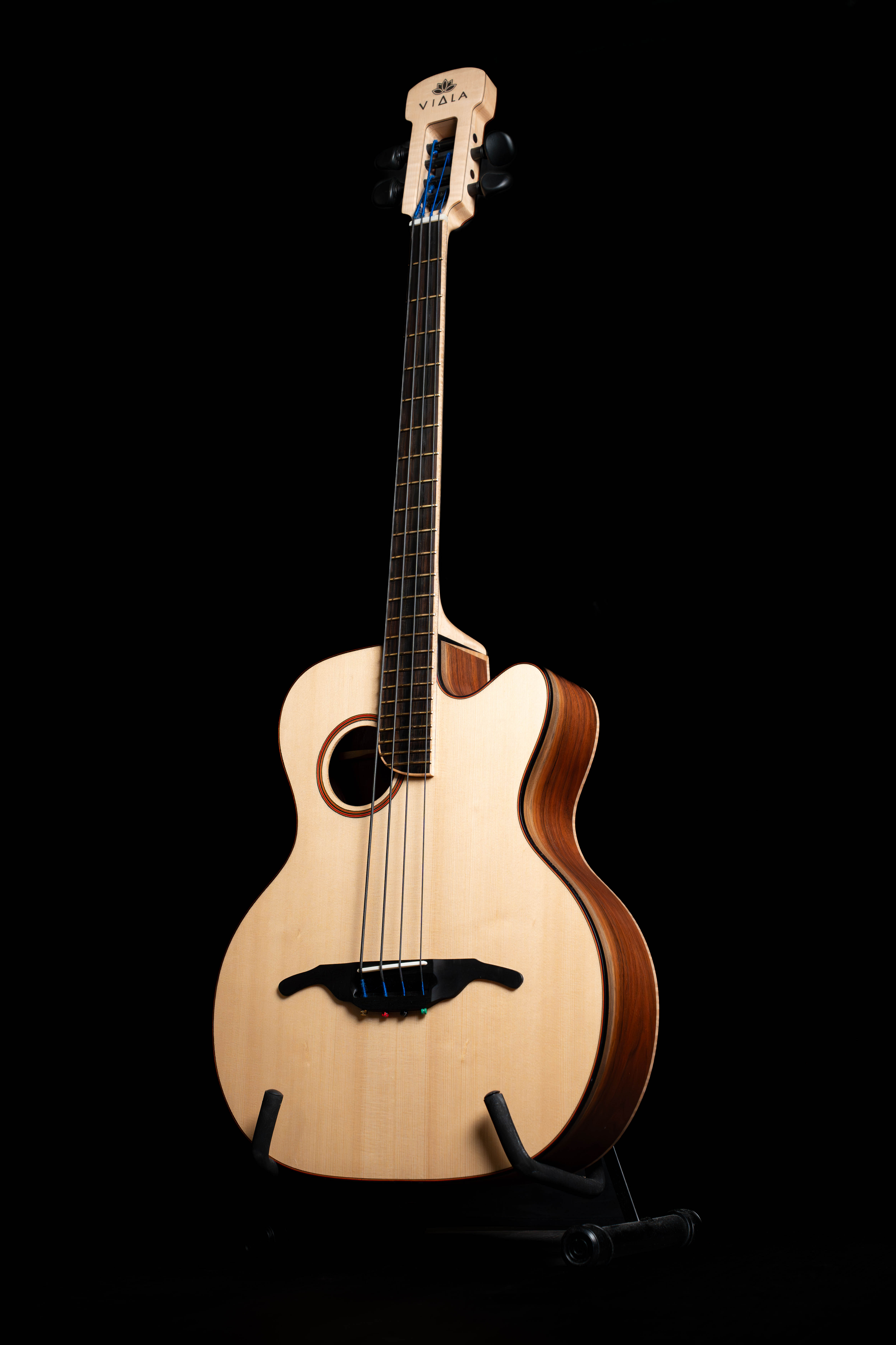Viala V1 — Basse acoustique shortscale